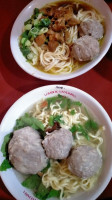 Warung Makan Mie Bakso Mendung Bingung Pak Seno inside