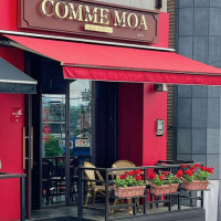 Comme Moa outside