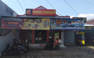 Rocket Chicken Sumedang outside