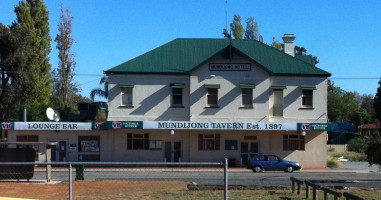Mundijong Tavern outside