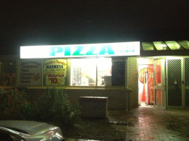 Kwinana Pizza Parlour outside