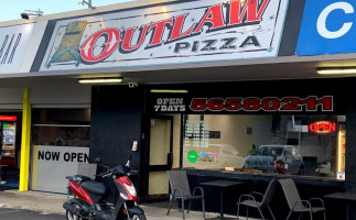 Outlaw Pizza outside