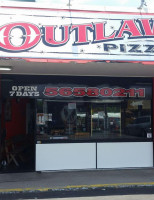 Outlaw Pizza food