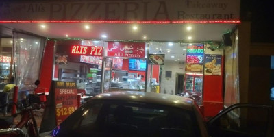 Ali's Pizzeria outside