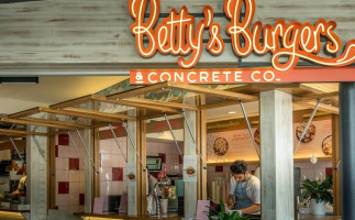 Betty's Burgers outside