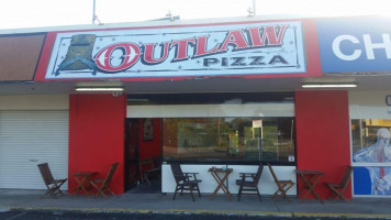 Outlaw Pizza food