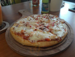 Pyzzi Pizza food