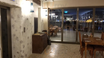 مطعم و مقهى الفنر inside