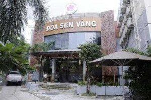 Doa Sen Vang Vegan outside