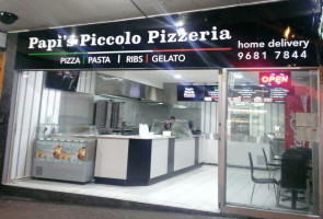 Papi's Piccolo Pizzeria inside