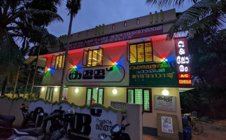 Vayaloram Toddy Shop And Family outside