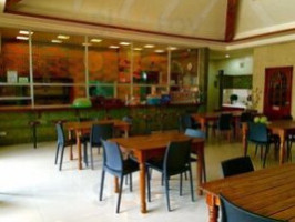 Greeno'z Pizzaria inside