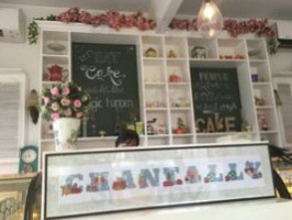 Chantilly Cakehaus inside