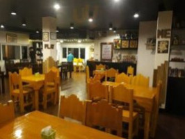 Raduno Cafe And Resto inside