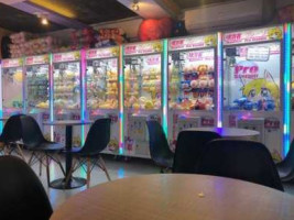 Pro Station Claw Machine Cafe inside