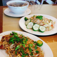 Sen Lek Thai Noodle inside