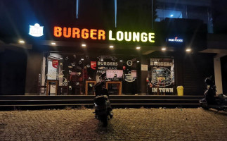 Burger Lounge outside