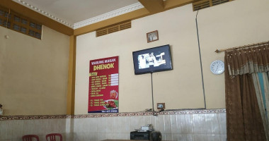 Warung Dhenok inside