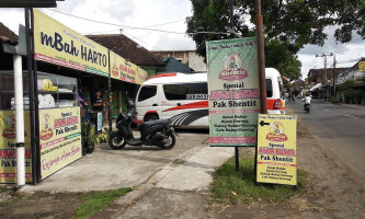 Griyo Dhahar Mbah Harto Special Ayam Bakar Pak Shentit outside