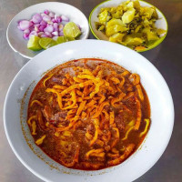 Khao Soi Mae Manee food