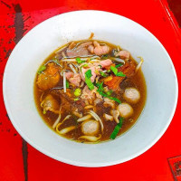 Nai Liak Beef Noodles food