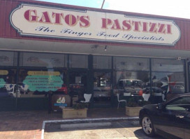 Gato's Pastizzi outside