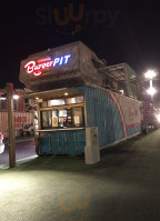 ‪burger Pit‬ outside