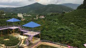 Đỉnh Nam Coffee outside