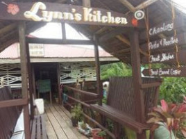 Lynn's Kitchen outside