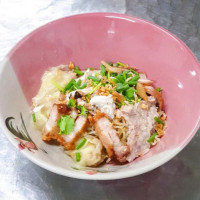 Bunloet (pom Prap Sattru Phai) food