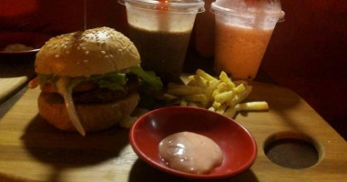 Greyson's Burger And Chills Cafe food