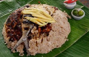 Mamita's Boodle Fight food