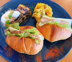 Zì Jiā Bèi Jiān Jiā Bèi Dòu の Dòu Yī＆サントス Cafe food
