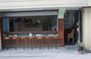 Ven'z Kitchen outside