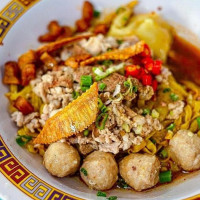 Dà Huá Ròu Cuǒ Miàn food