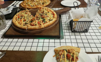 Currizzas Indian Tandoori Pizza food