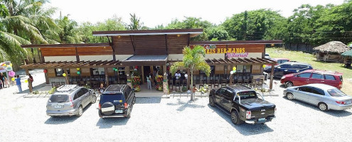 Tres Hermanos outside