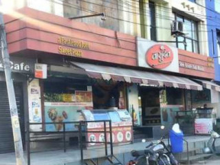 Shri Vasudev Doodh Bhandar