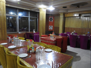Auli-D Food Plaza