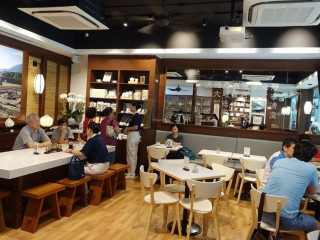 Jingsi Books Cafe Jìng Sī Shū Xuān