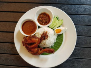 Nasi Kukus Ayam Berempah Idi