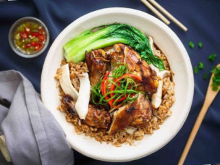 Shì Jì Wǎ Bāo Jī Fàn Claypot Chicken Rice