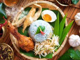 Kak Hasnah Nasi Kerabu Kelate