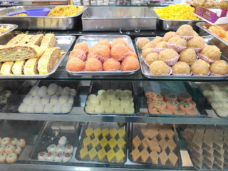 ஶ்ரீ சாய் பேக்கரி லாலா ஸ்வீட்ஸ் Sri Sai Bakery Sweets