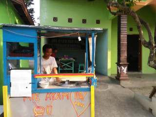 Warung Mie Ayam Dan Bakso Tengah Kampung