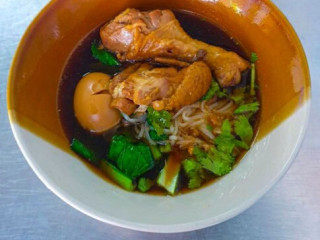 Pranom Shredded Chicken Noodles (wat Phanom Yong)