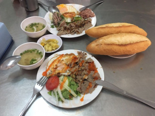 Quán Bánh Mì Bà Con